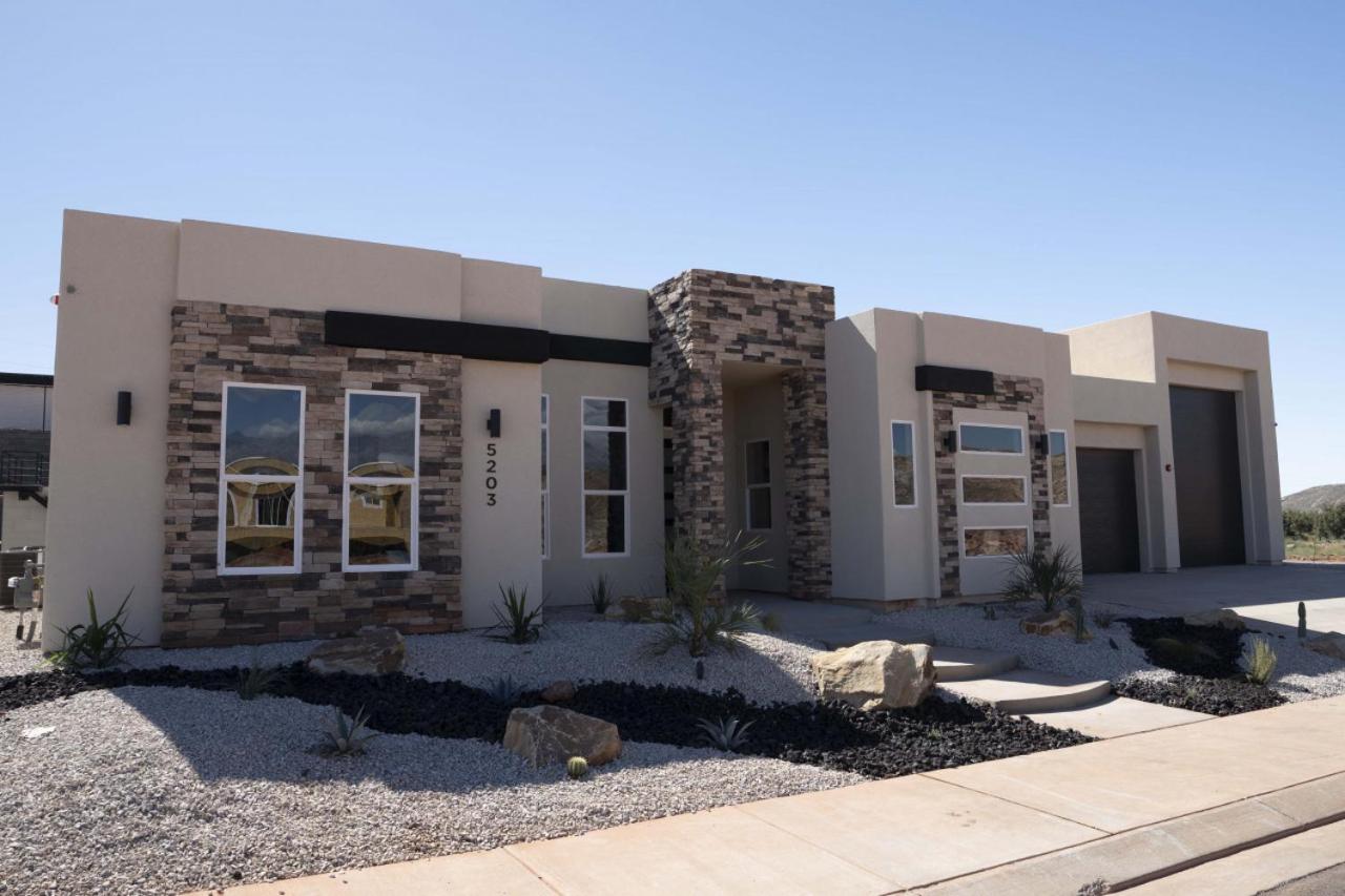 Southern Desert Retreat New Luxury Private Home with Large Pool and Spa Sleeps 26 view 3