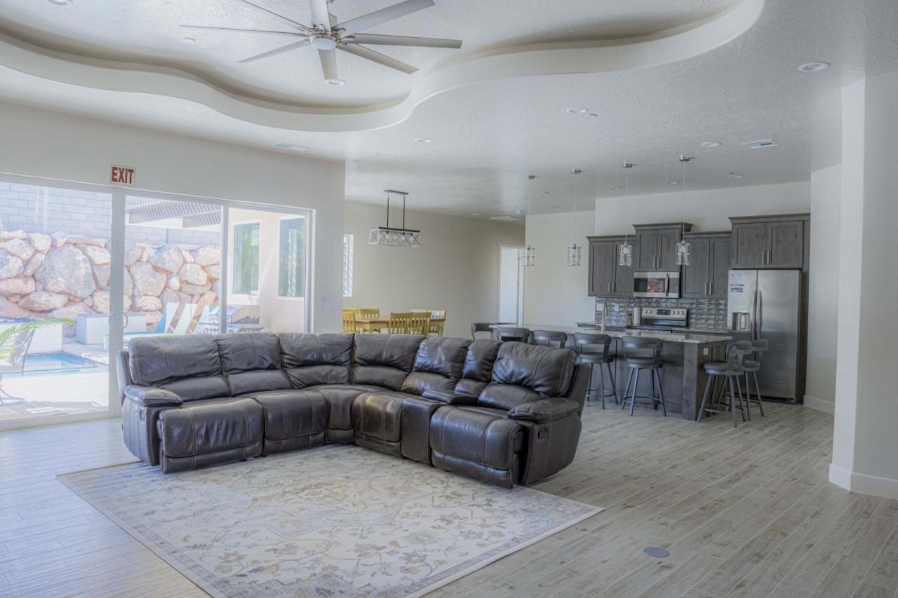 Southern Desert Retreat New Luxury Private Home with Large Pool and Spa Sleeps 26 view 4