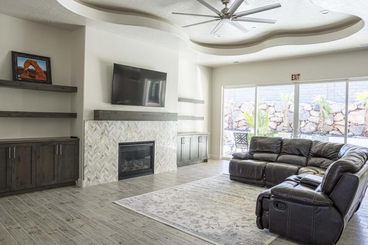 Southern Desert Retreat New Luxury Private Home with Large Pool and Spa Sleeps 26 view 5