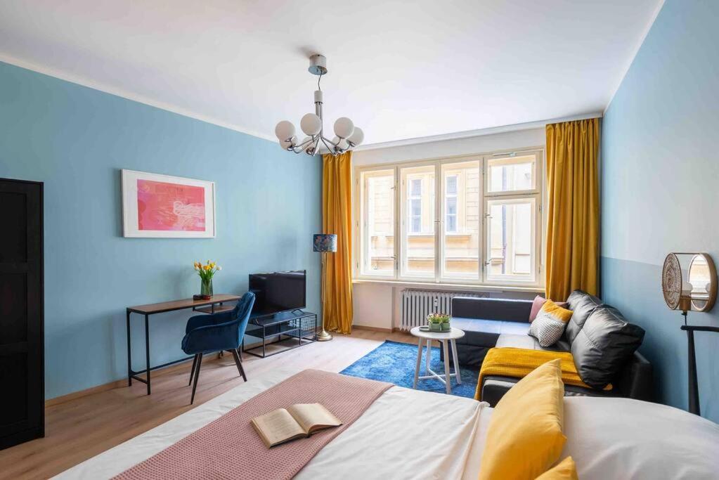 COLOURFUL MODERN FLAT / BALCONY / CHARLES BRIDGE