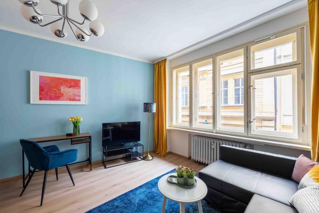 COLOURFUL MODERN FLAT / BALCONY / CHARLES BRIDGE