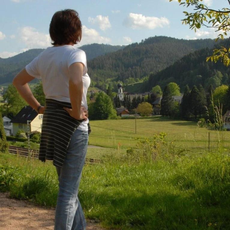 Oberbauernhof - Wohnung Am Garten -- Moderne FeWo im schönen Schwarzwaldhaus