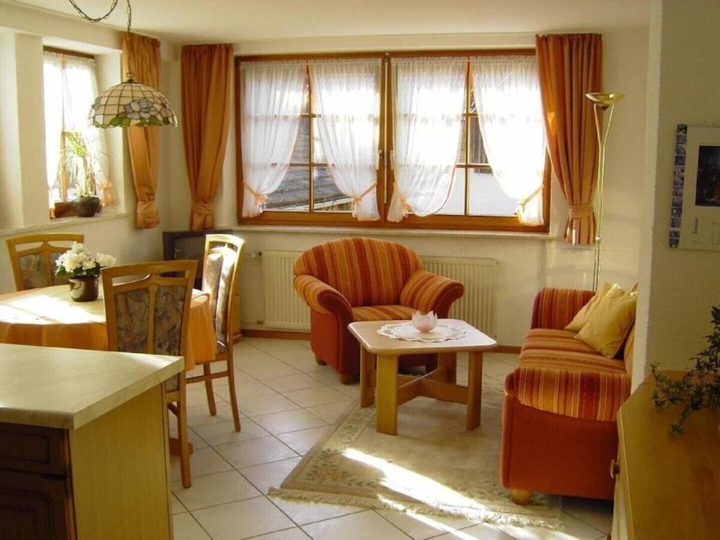 Oberbauernhof - Wohnung Am Garten -- Moderne FeWo im schönen Schwarzwaldhaus
