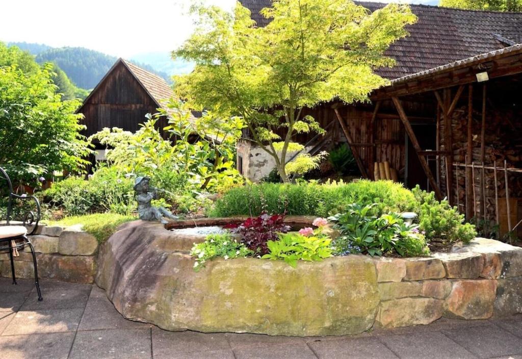 Oberbauernhof - Wohnung Am Garten -- Moderne FeWo im schönen Schwarzwaldhaus