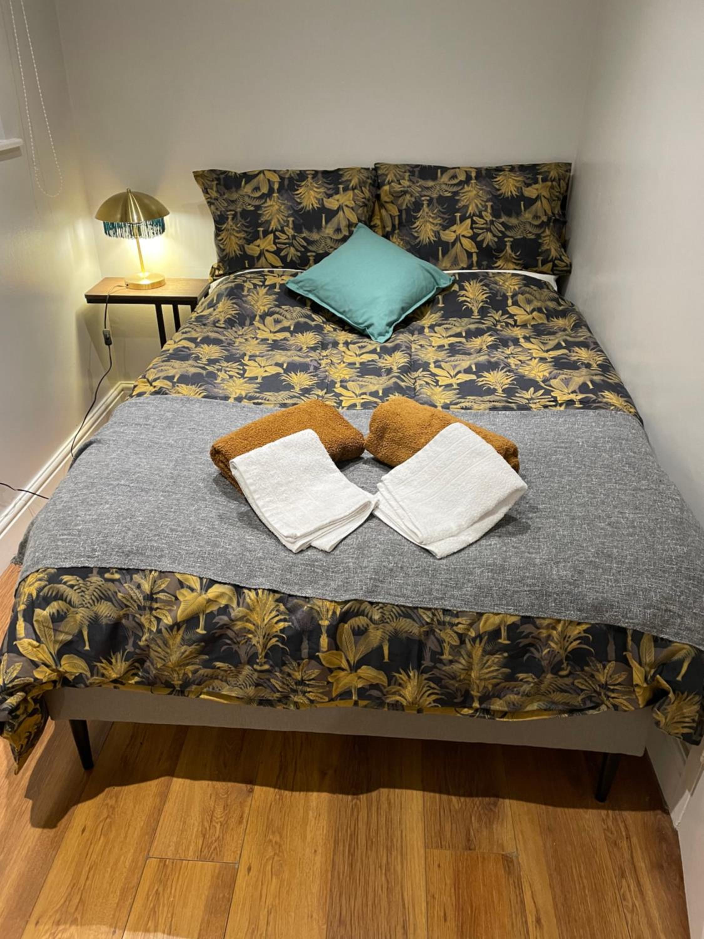 2 Bedroom Apartment Chiswick Park Tube Station