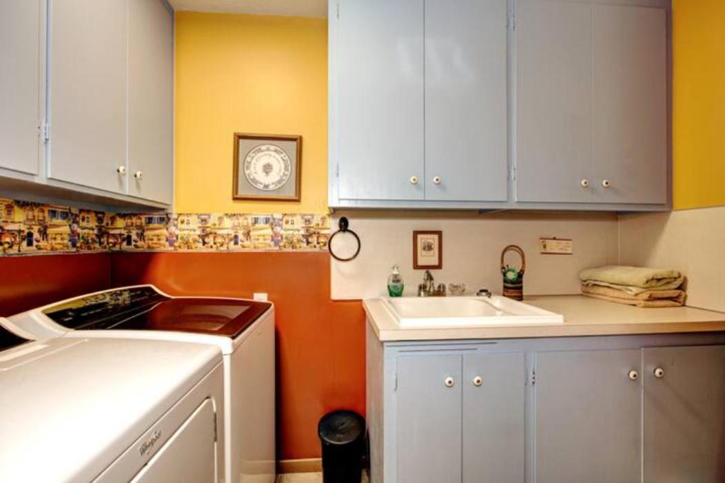 Mountain View Retreat in Nampa! Million dollar views from the panoramic windows, 6 bedrooms! Sleeps 14! Have your wedding or family reunion or retreat here view 5