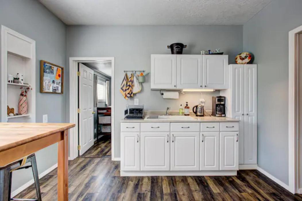 Red Bench Cottage Ideal location near parks, trails, skiing, hiking, biking, shopping extended stays welcome view 3