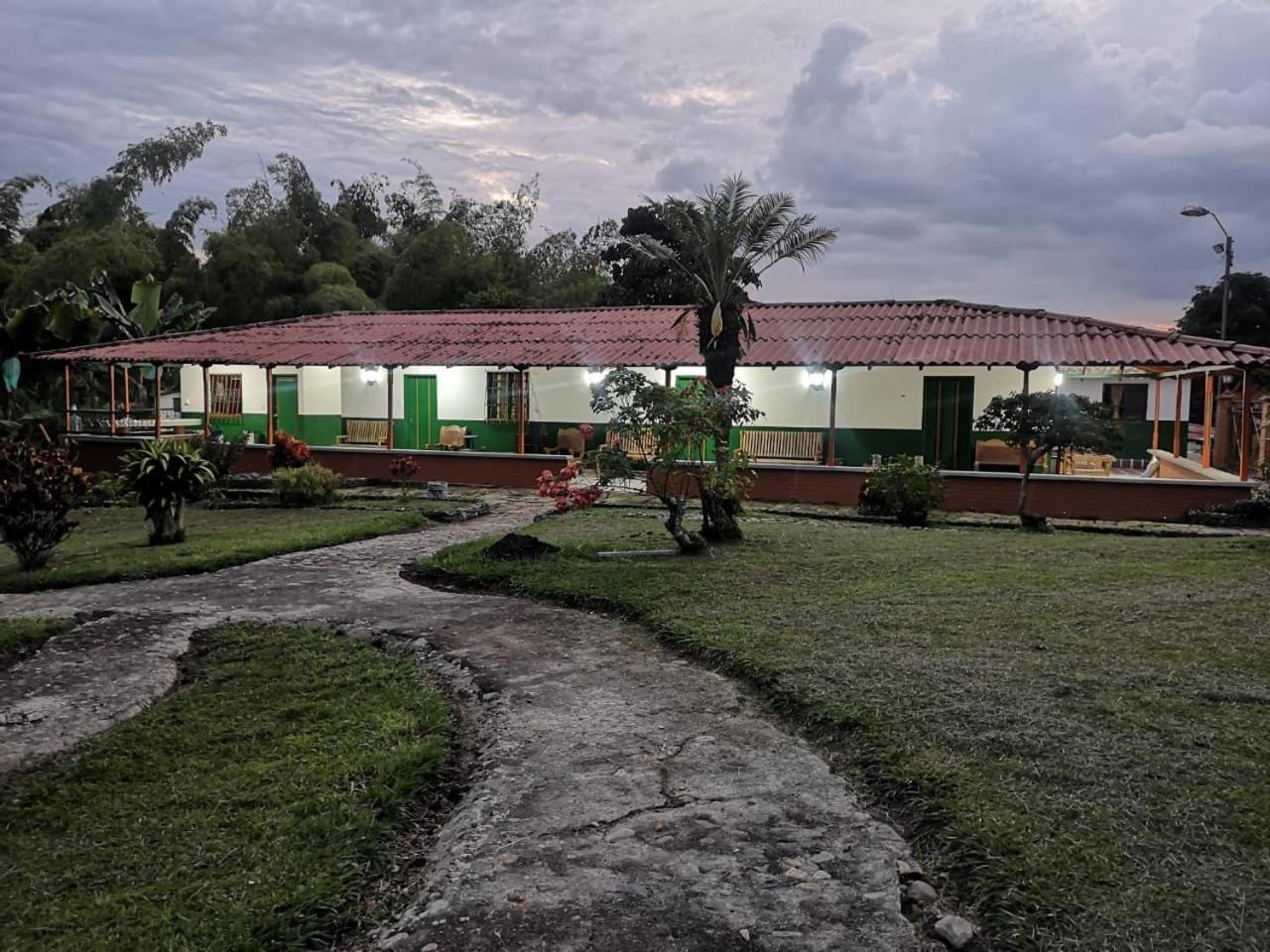 Hermosa habitación para 3 personas a 5 minutos del Parque del Café