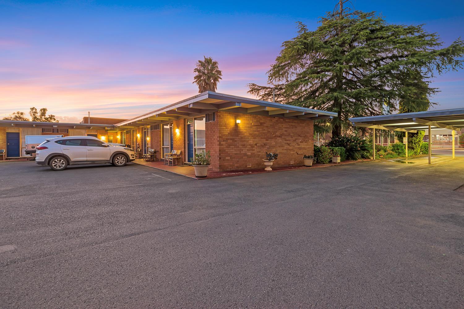 Plainsman Motel