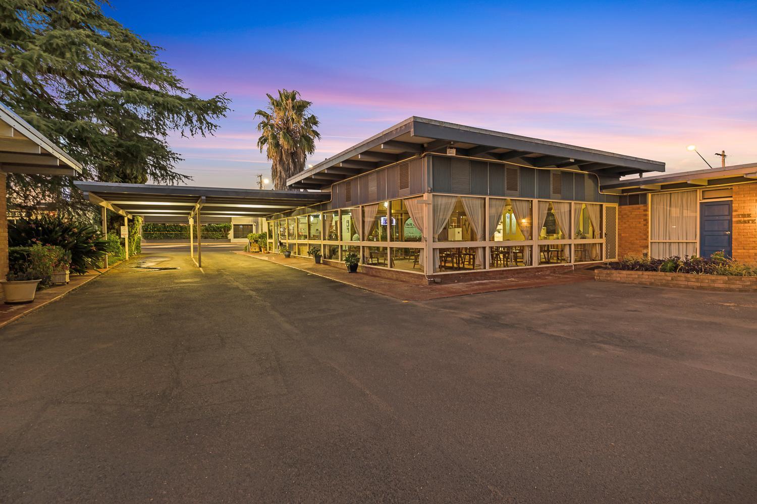 Plainsman Motel