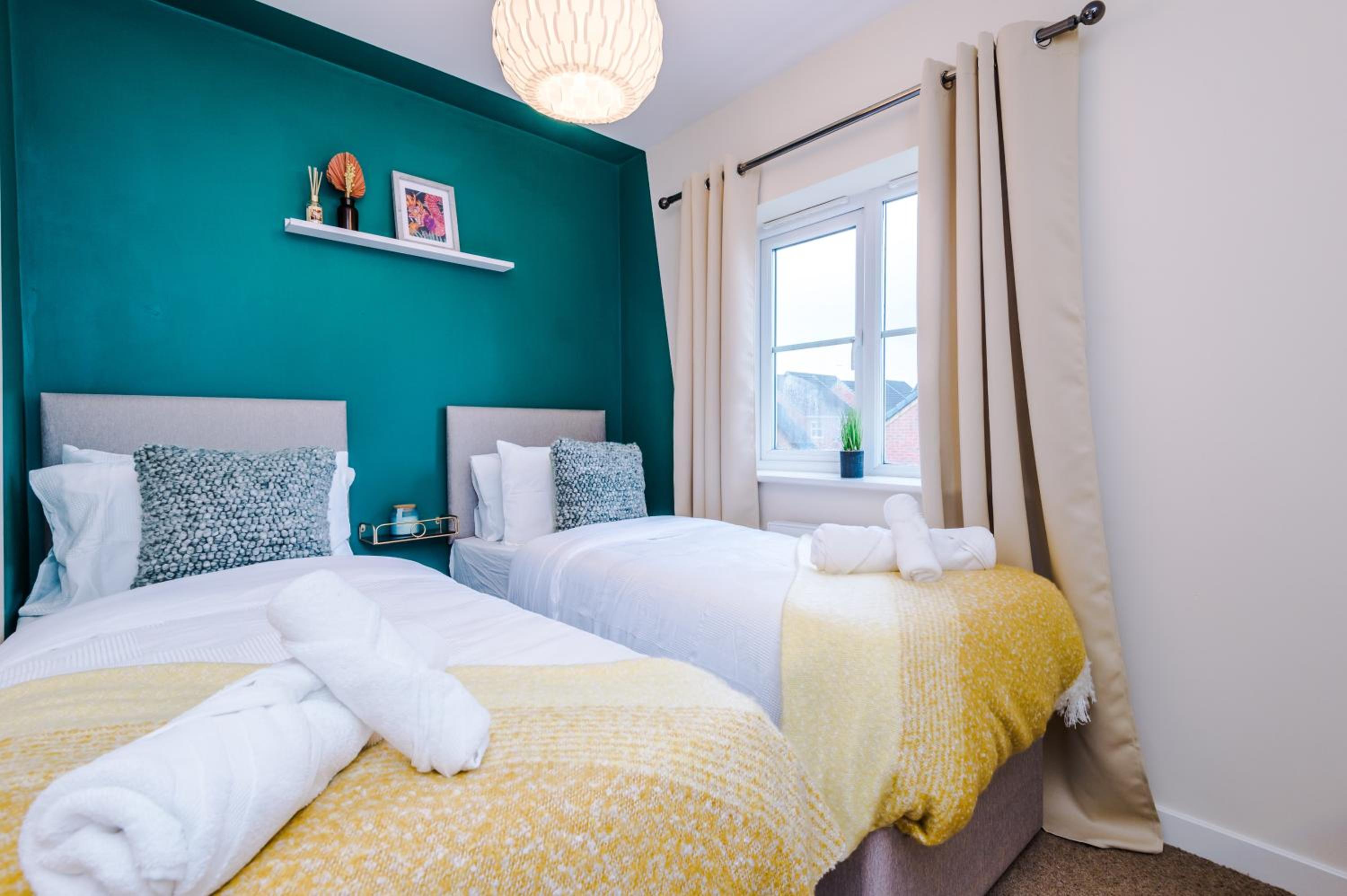 3 Bedroom! 3 Toilets! Contractors and Groups! Free Parking! Driveway! NEW BUILD HOUSE! view 3