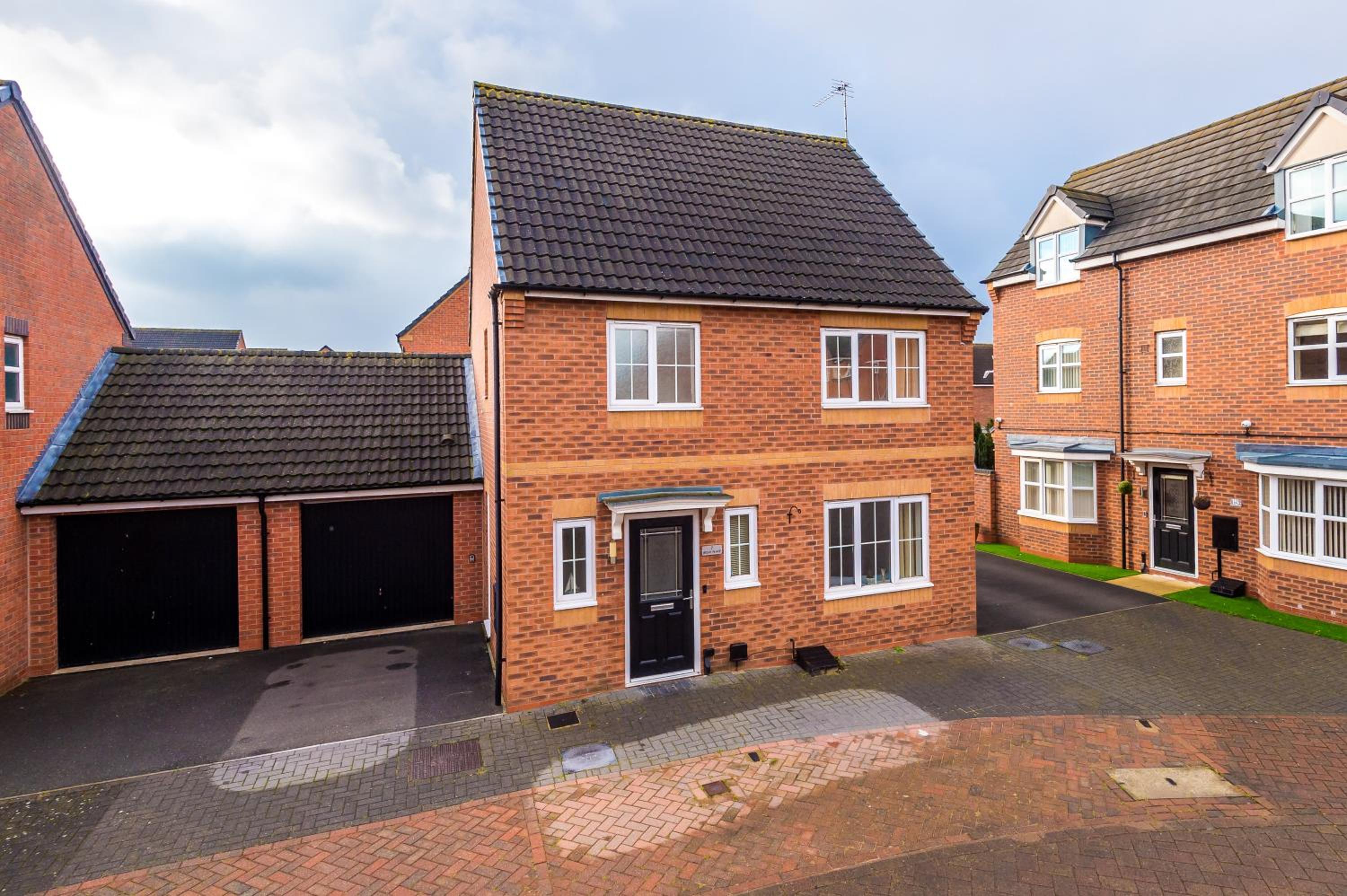 3 Bedroom! 3 Toilets! Contractors and Groups! Free Parking! Driveway! NEW BUILD HOUSE! view 2