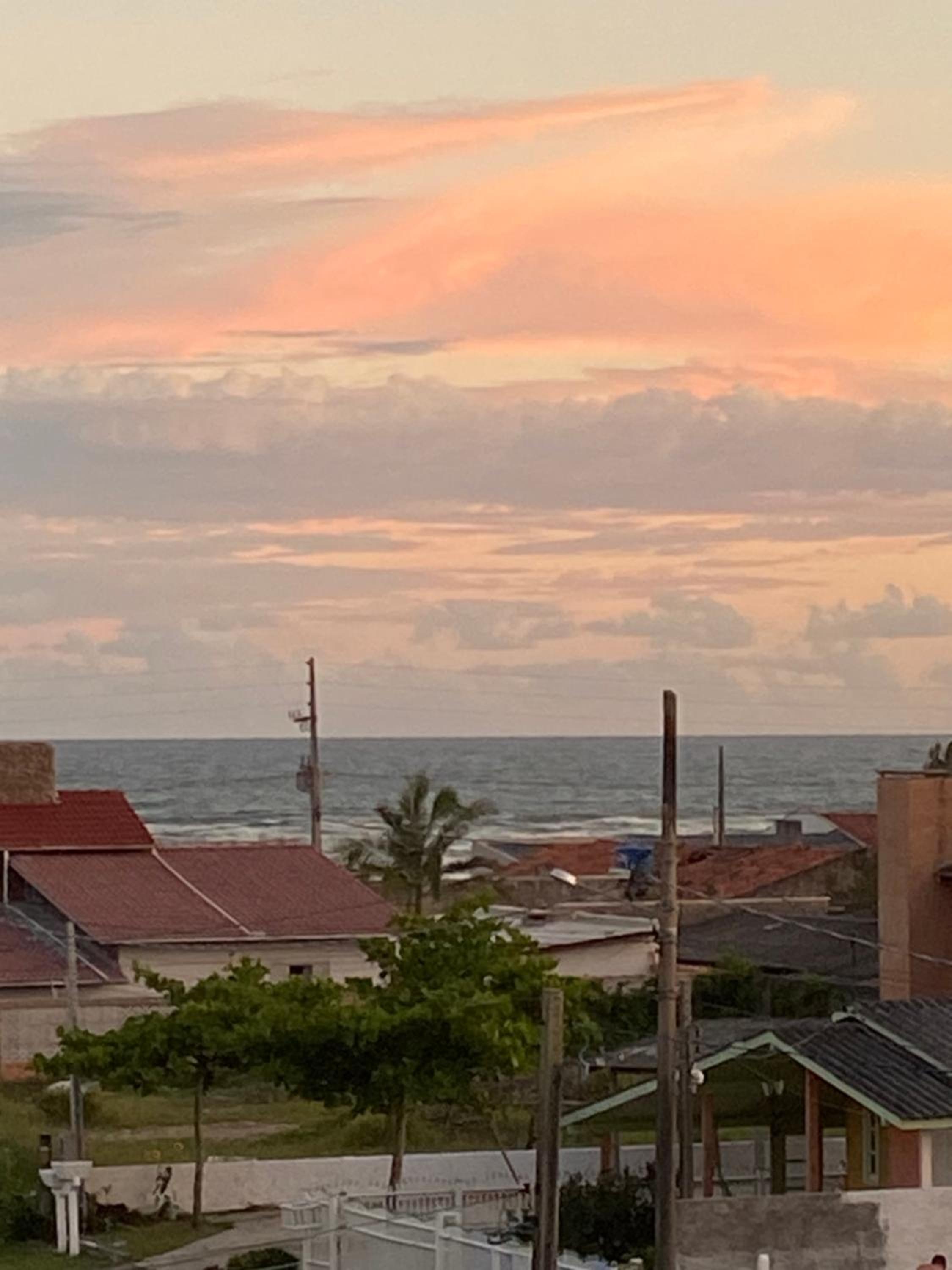 Casa de Praia, alto padrão, estilo industrial, 50 metros do mar.