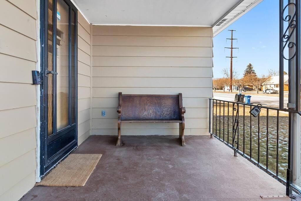 Hotel Unique 4 Season Porch 6 Queen Beds HUGE Space - Image 1