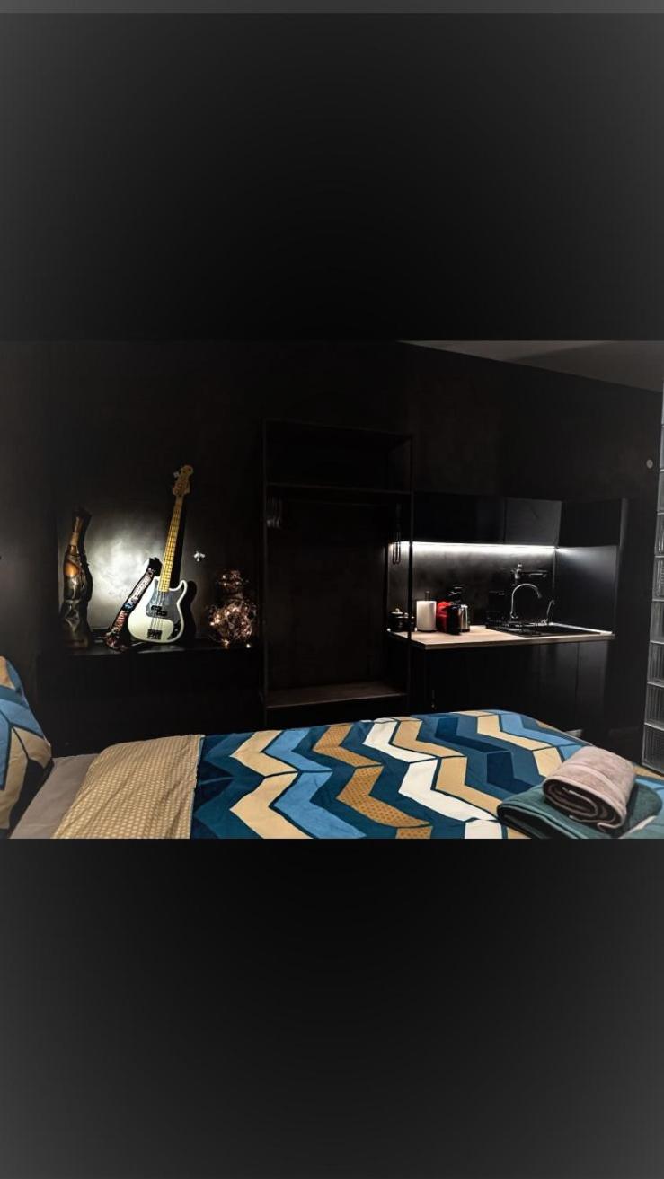ROOM 11 Aristotelous Thessaloniki and-Mykonos