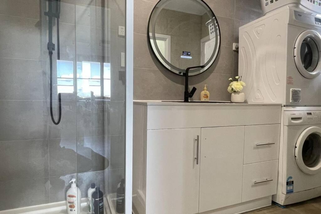 Morwell Pet friendly 3 BRMS Rental home Free Wi-fi