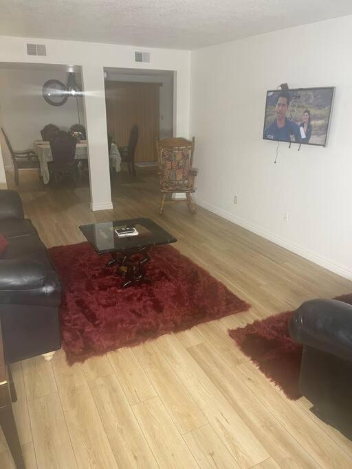 Spacious Four Bedroom Glendale Home with Pool Near Westgate Stadium view 4