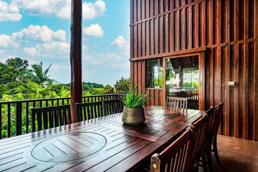 Treetops Sanctuary - Luxury Treehouse pole home