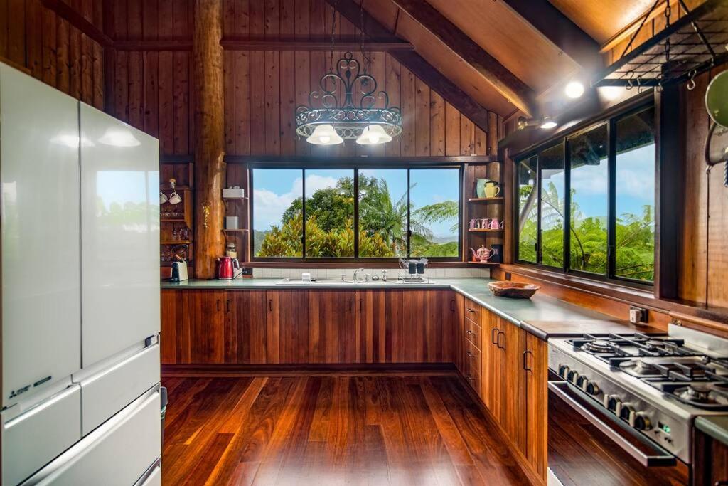 Treetops Sanctuary - Luxury Treehouse pole home
