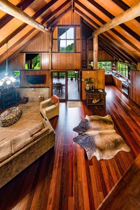 Treetops Sanctuary - Luxury Treehouse pole home