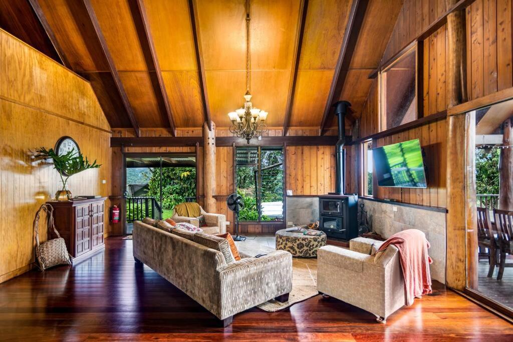 Treetops Sanctuary - Luxury Treehouse pole home