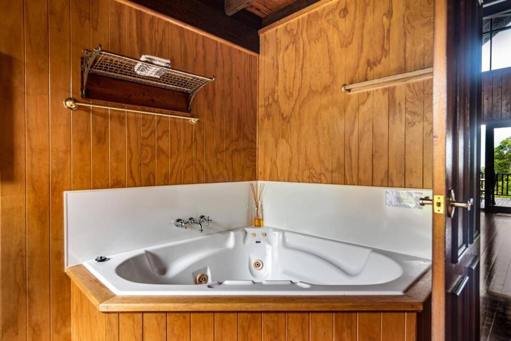 Treetops Sanctuary - Luxury Treehouse pole home