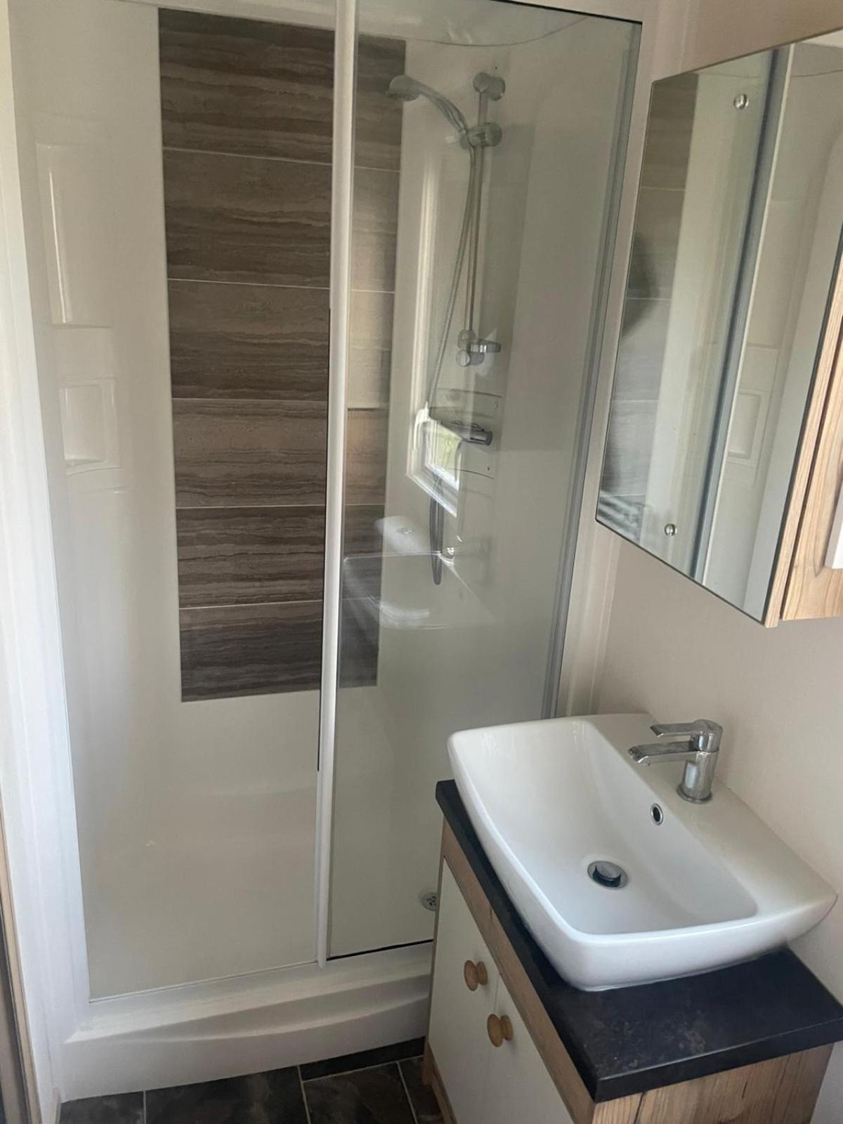 Luxury 6 Berth Caravan, Marton Mere view 4