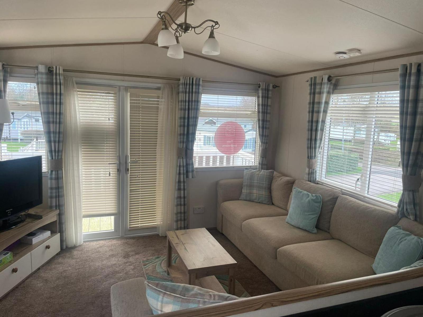 Luxury 6 Berth Caravan, Marton Mere view 3