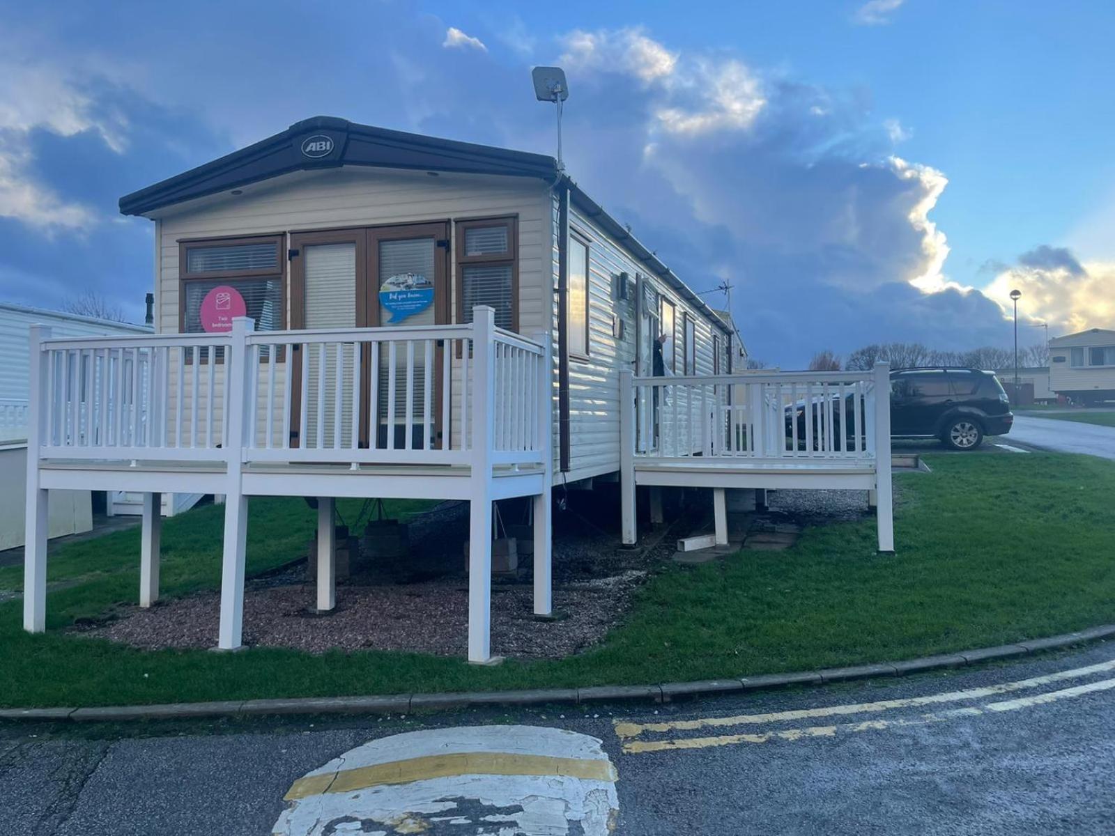 Luxury 6 Berth Caravan, Marton Mere view 5