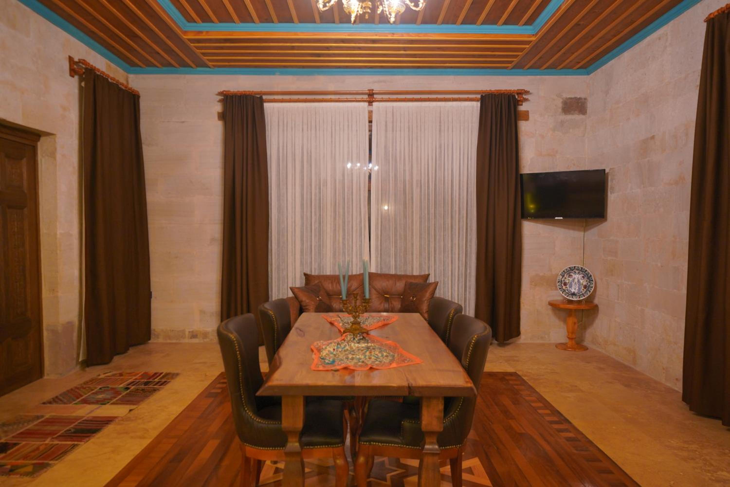 Secret Hill Cave Suites - Image 34