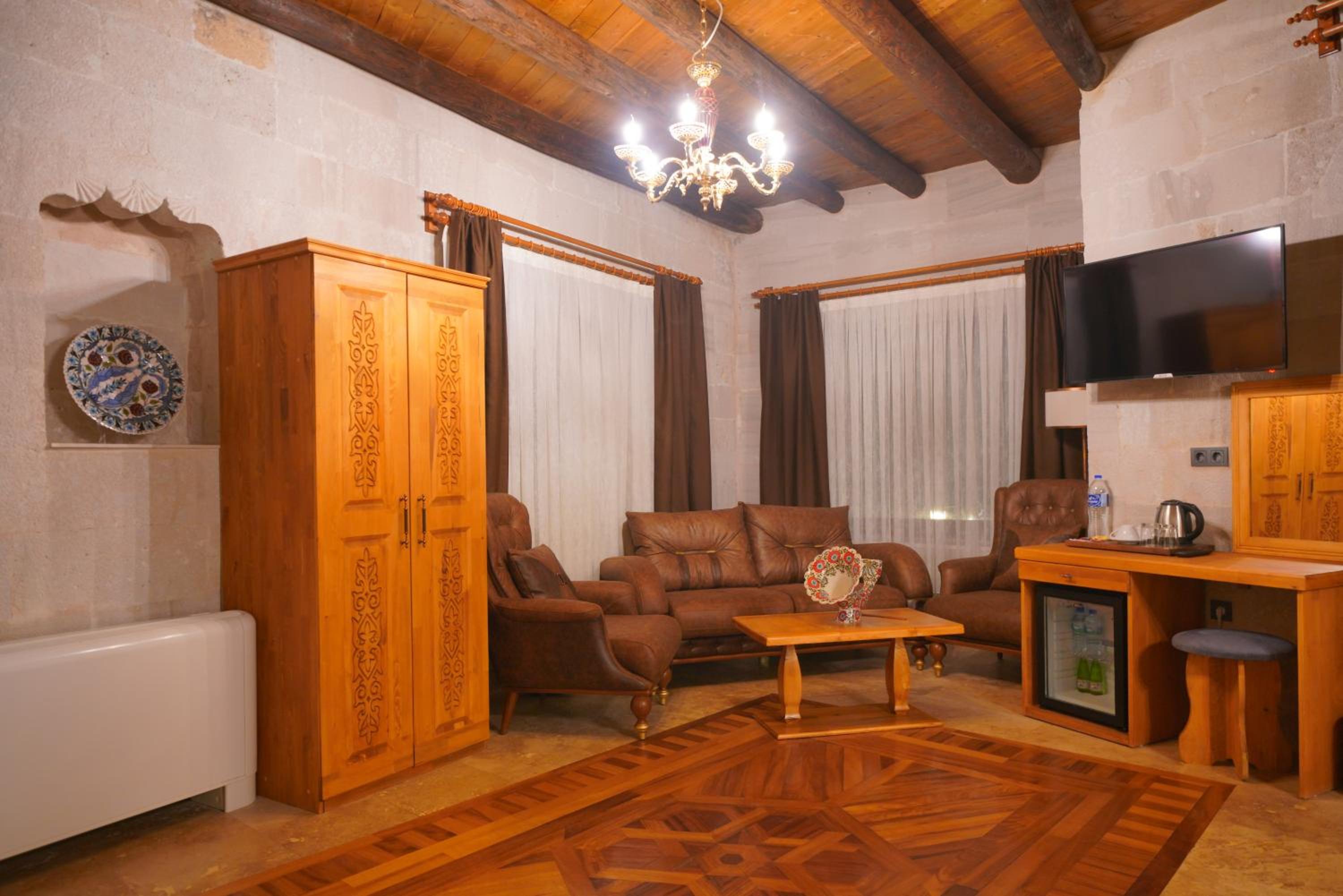 Secret Hill Cave Suites - Image 40