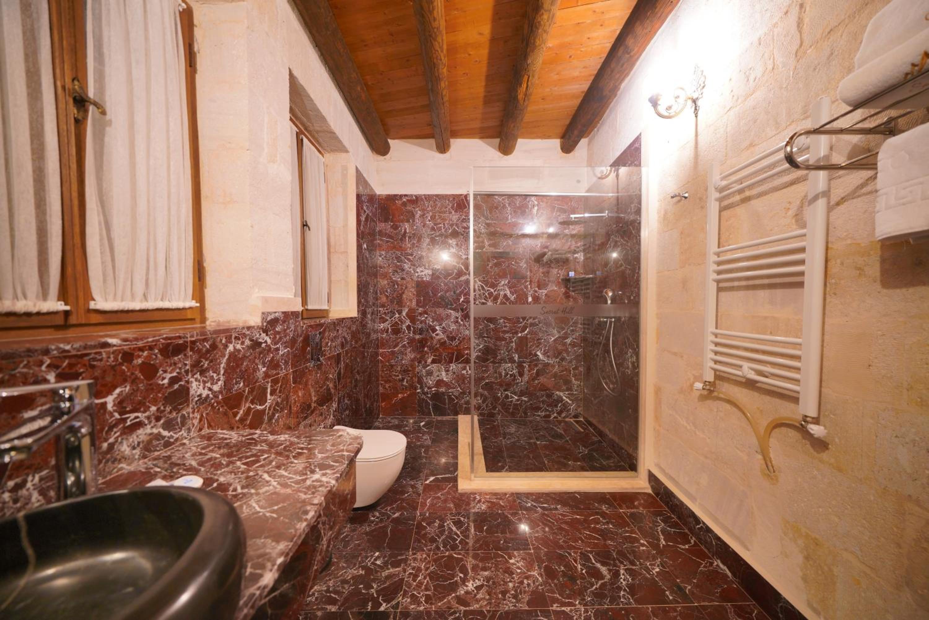 Secret Hill Cave Suites - Image 46