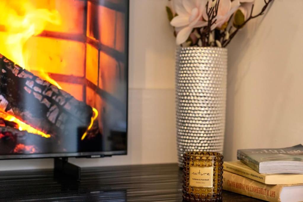 Stylish Cozy Studio with fireplace