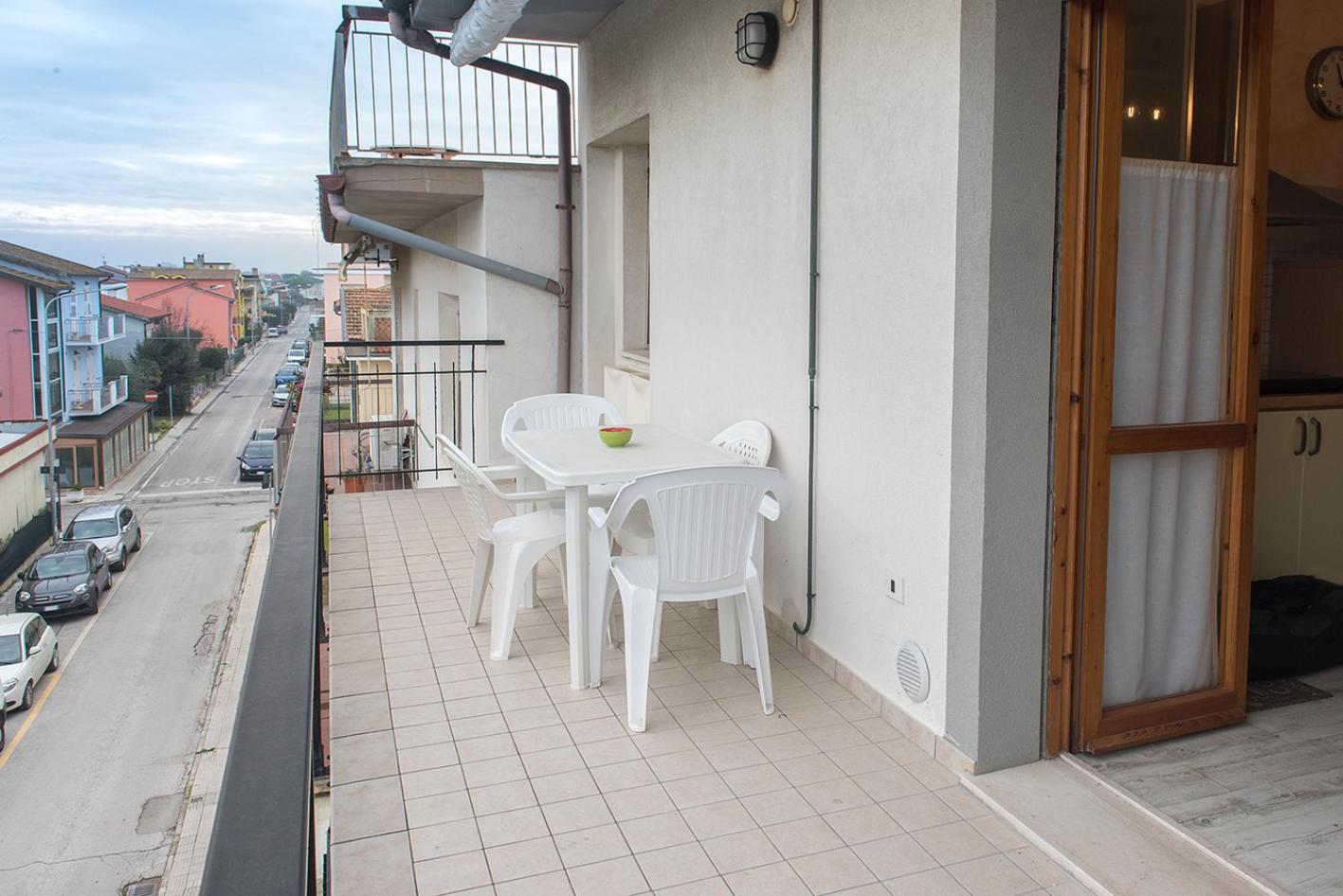 M330 - Marcelli, bilocale al secondo piano con terrazzo vista mare view 2