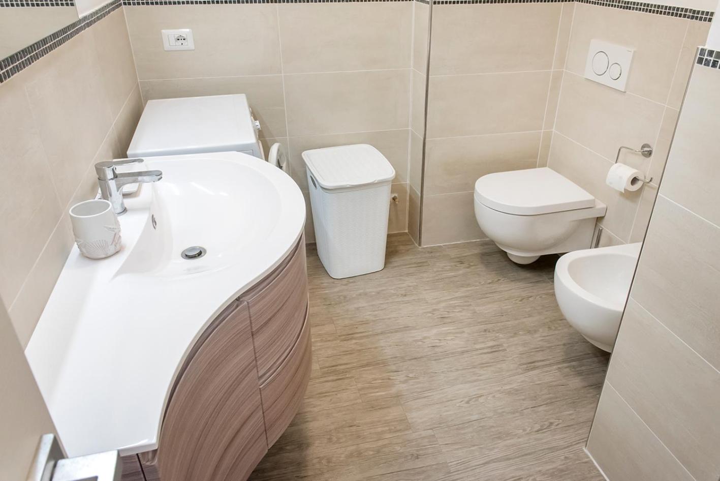 M330 - Marcelli, bilocale al secondo piano con terrazzo vista mare view 5