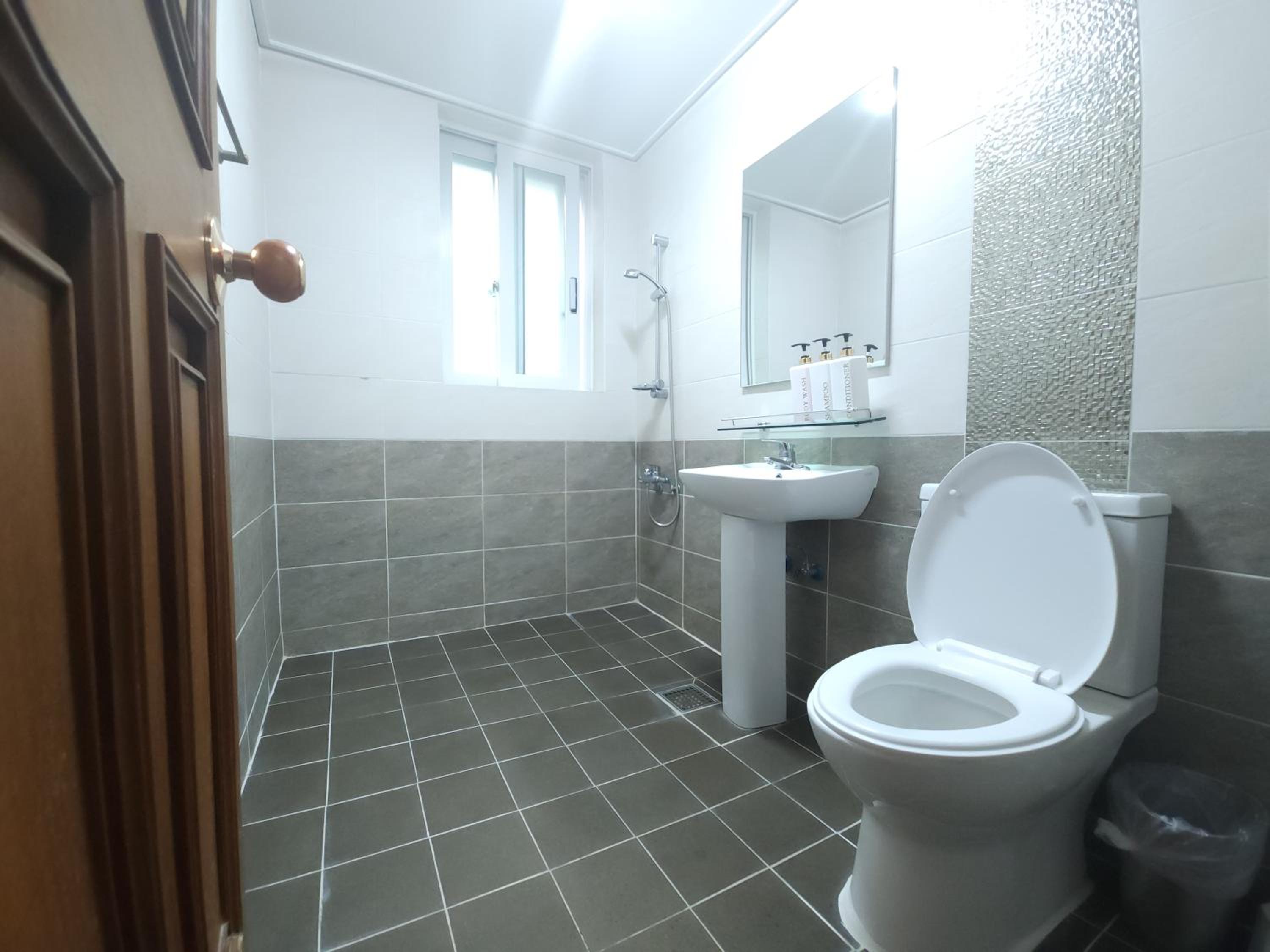 OYO Hostel Myeongdong 5
