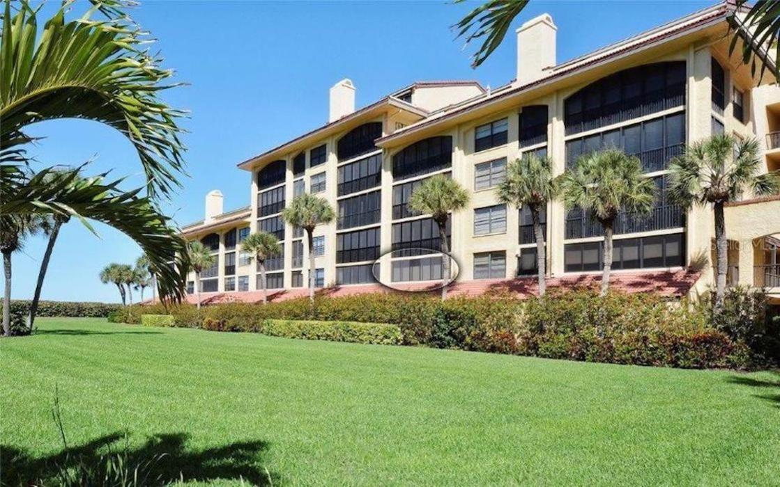 Discover The Perfect Snowbird Nest on Siesta Key Minimum 30-Day Rental view 2