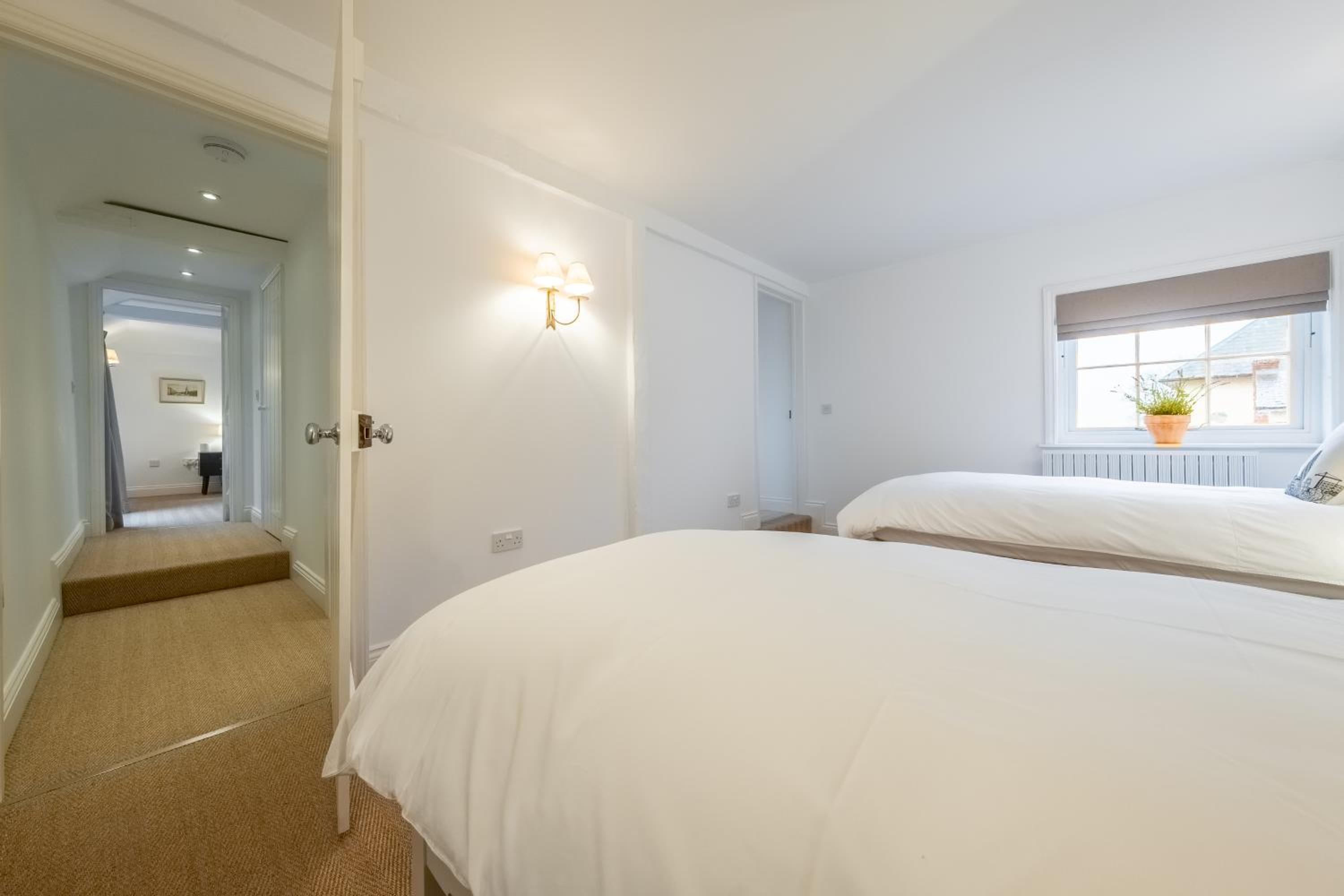 Crisply stylish Georgian cottage - Orchard Coach House view 4