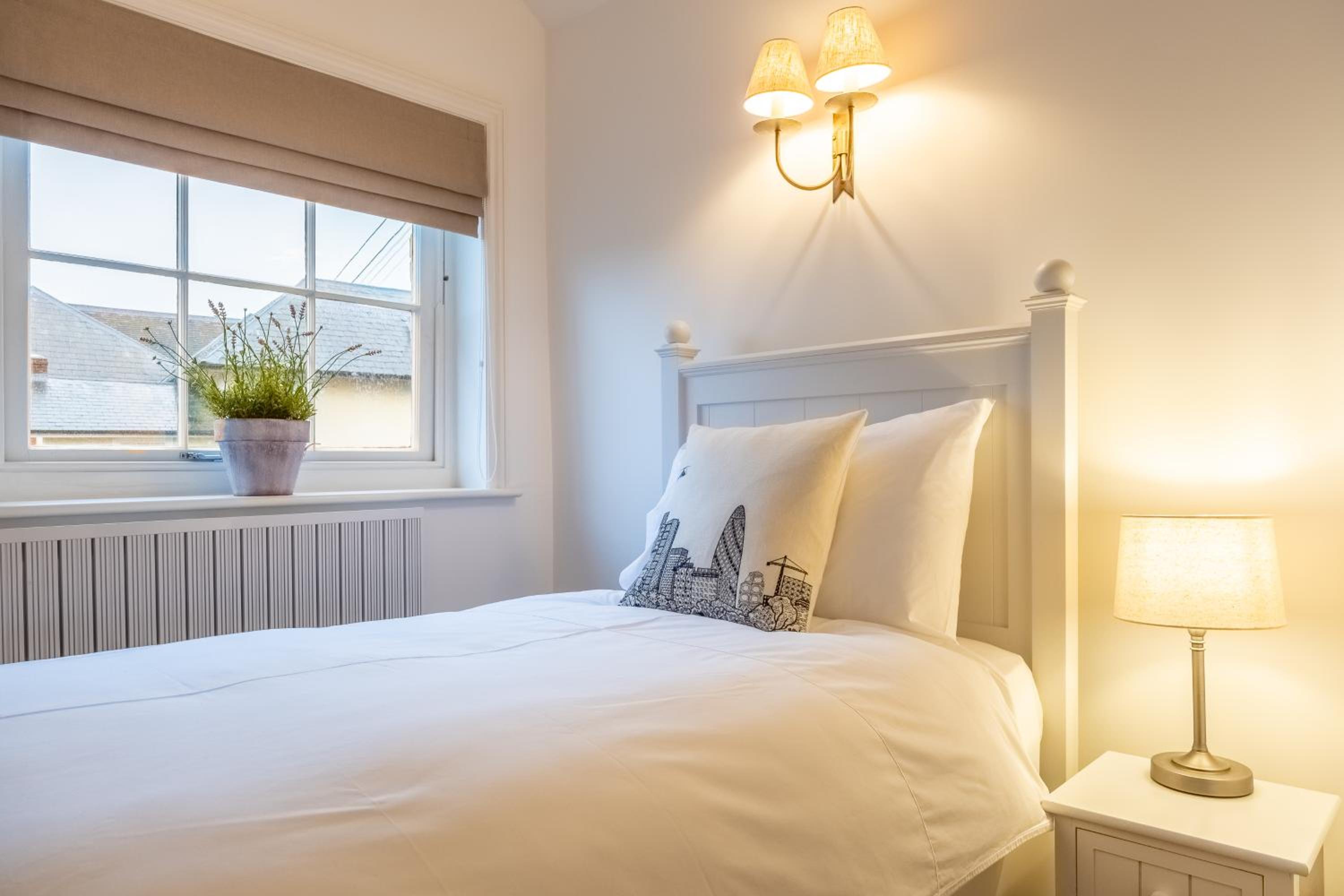 Crisply stylish Georgian cottage - Orchard Coach House view 2