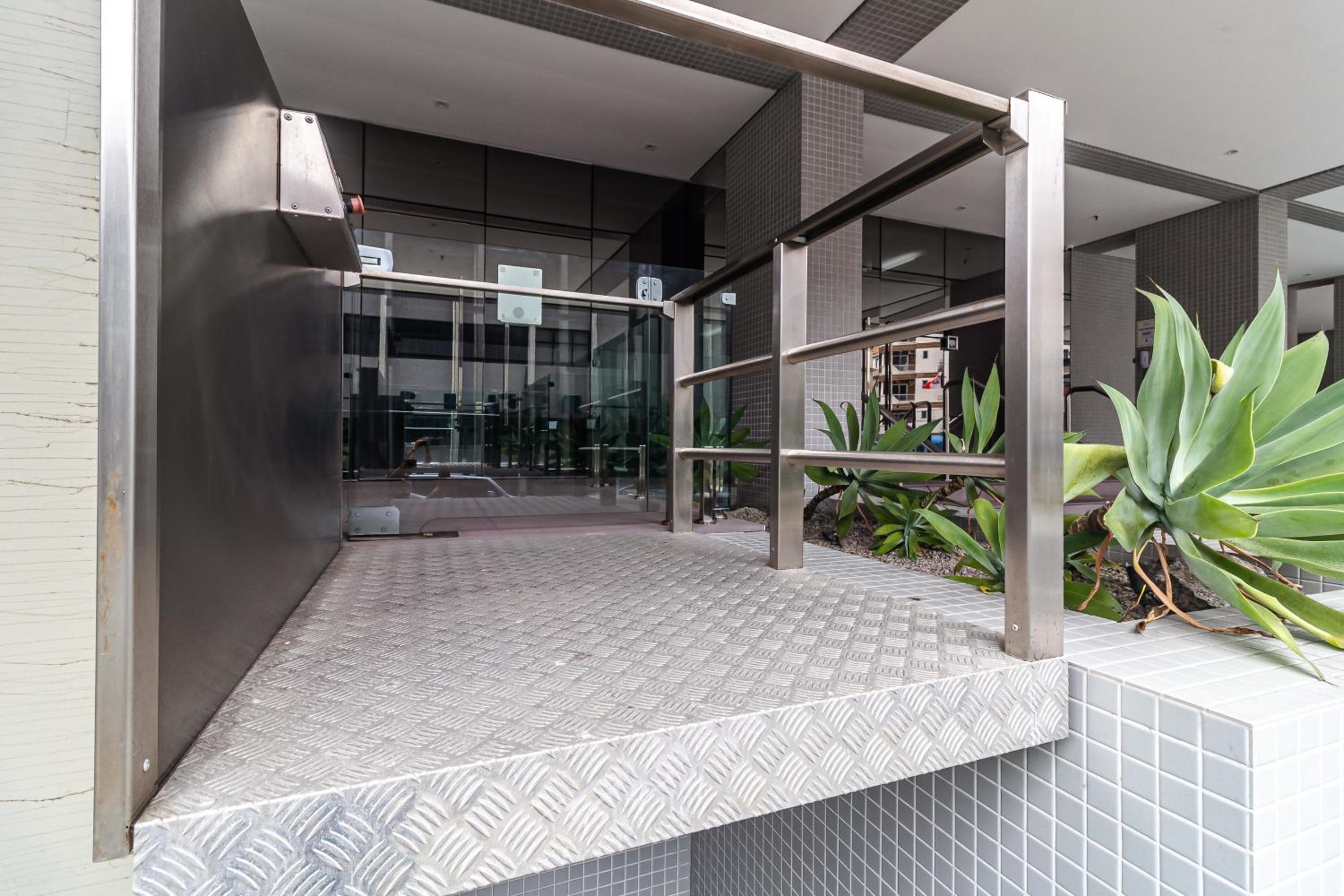 Apartamento Aconchegante e Elegante com Ar-Condicionado, Piscina, Garagem e Varanda Gourmet a 3 min da Praia
