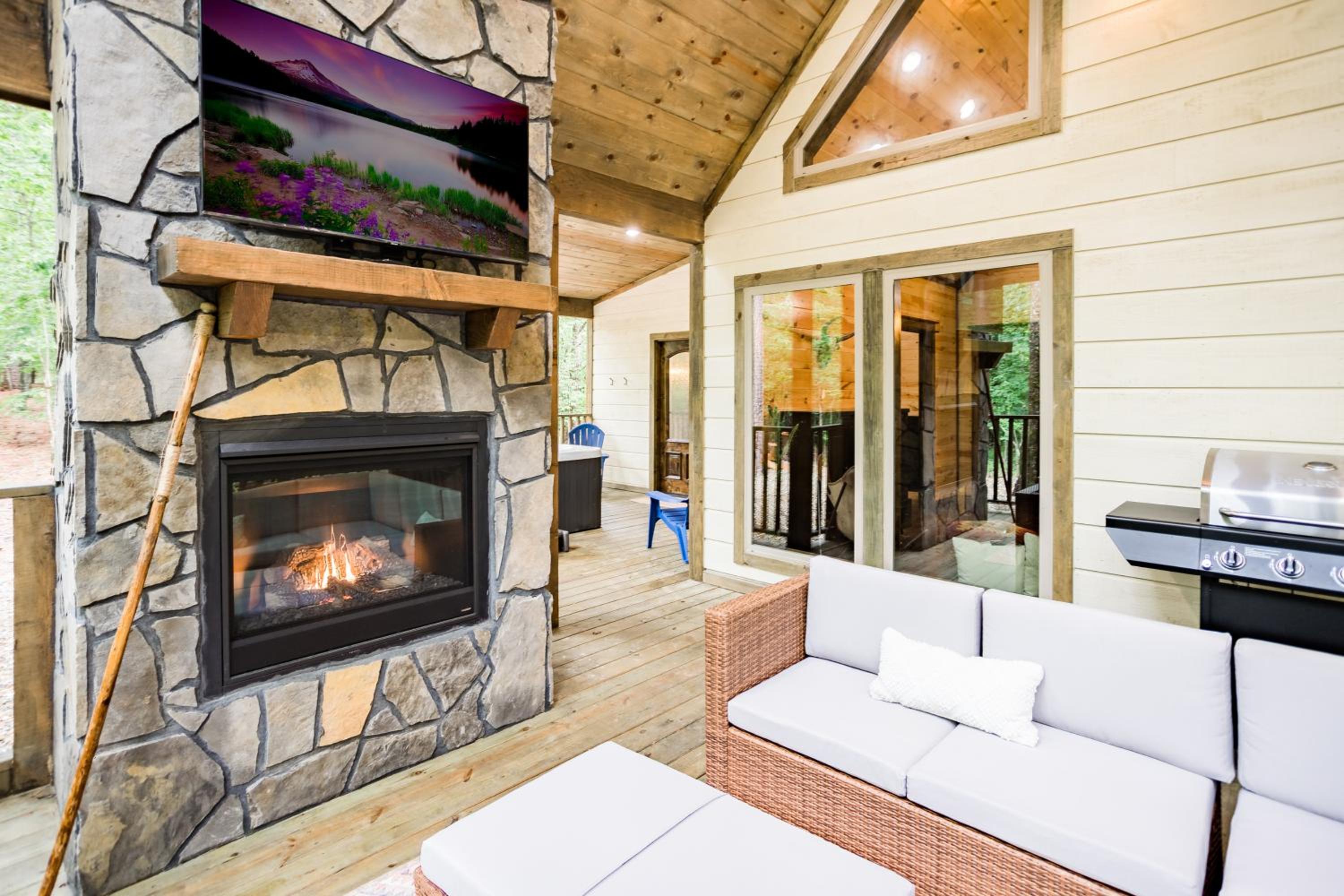 BRAND NEW! "The Roosevelt" Couples Cabin adjacent to National Forest view 4