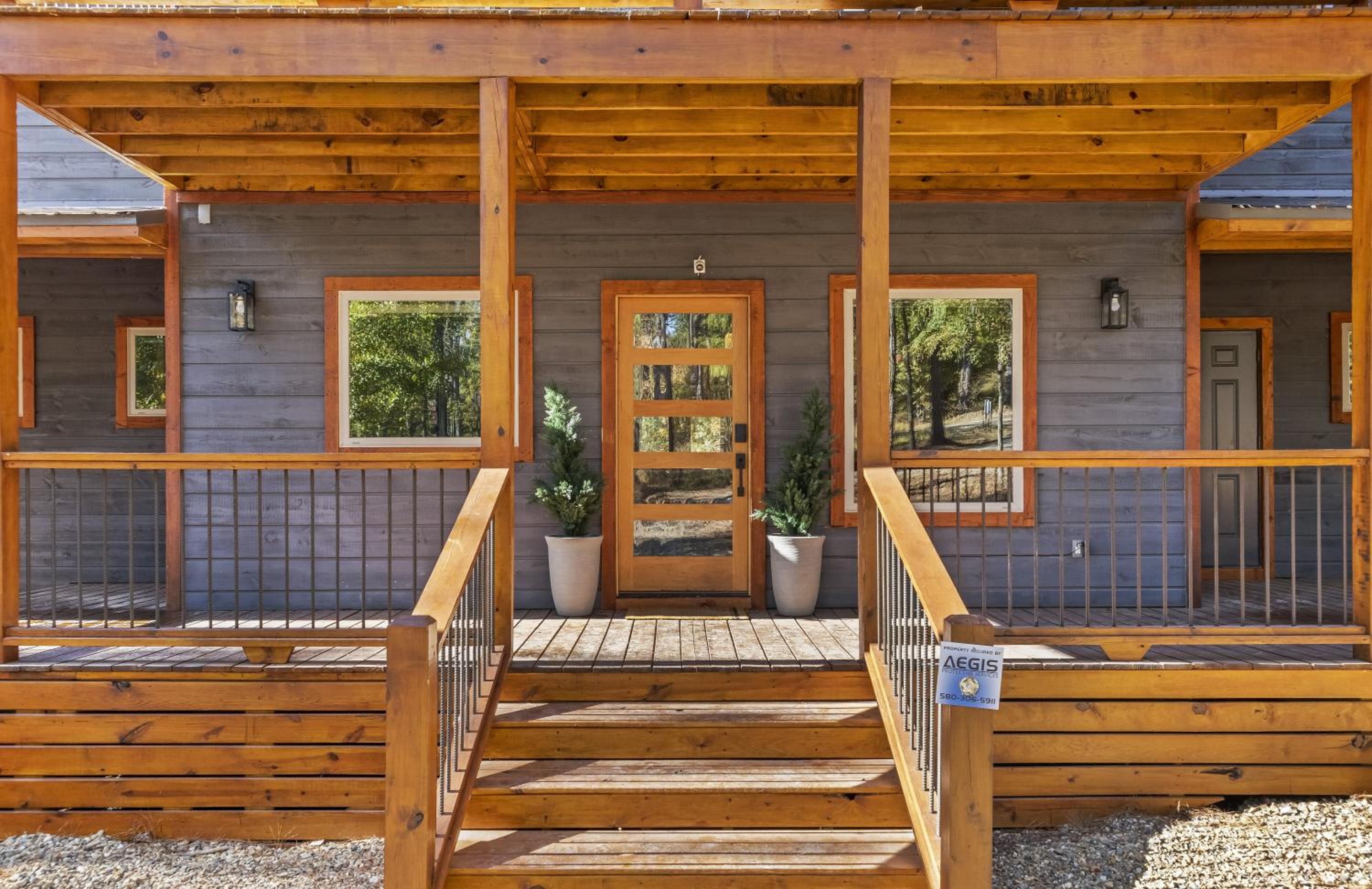 Brand New Hidden Haven Lodge 4 Bdrm,5 and half Bth, Huge outdoor area, Hot tub view 4