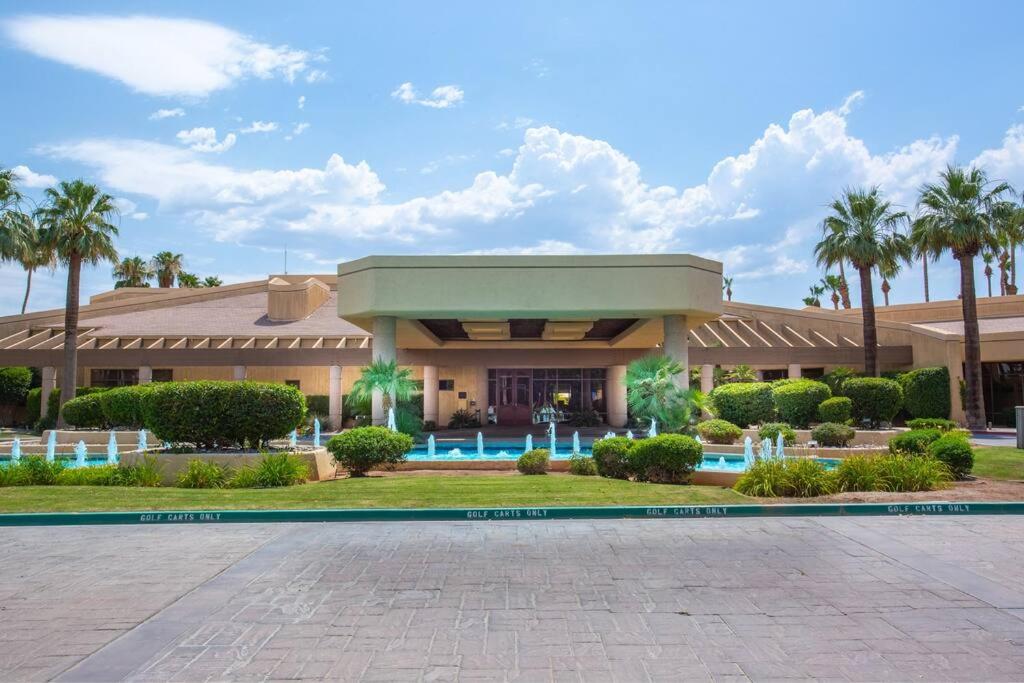 Sunny Palm Desert Escape on Golf Course
