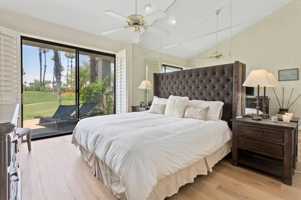 Sunny Palm Desert Escape on Golf Course