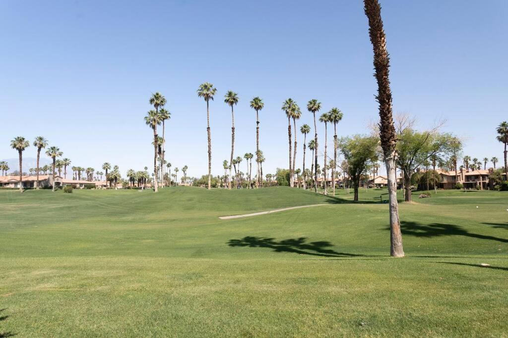 Sunny Palm Desert Escape on Golf Course