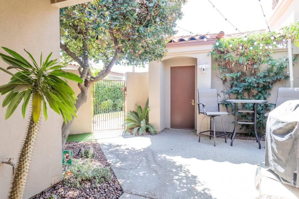 Sunny Palm Desert Escape on Golf Course