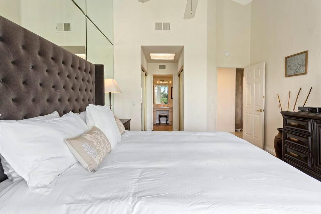 Sunny Palm Desert Escape on Golf Course