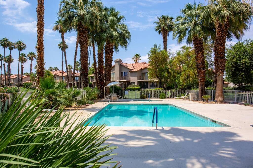 Sunny Palm Desert Escape on Golf Course