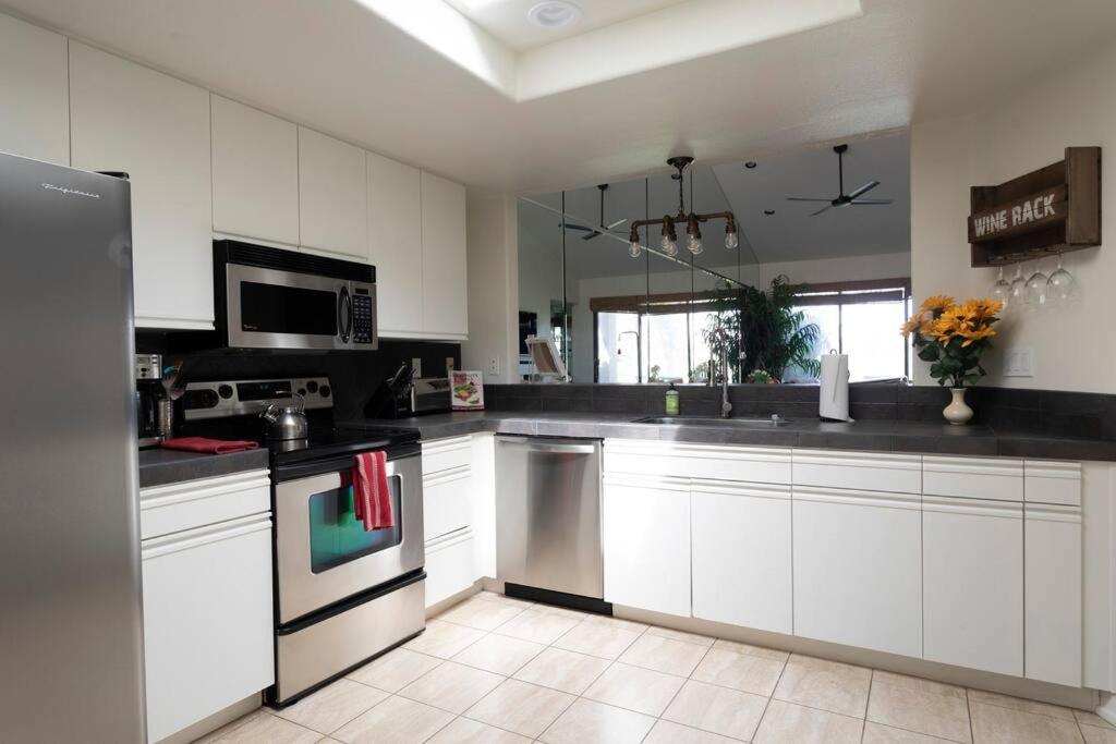 Sunny Palm Desert Escape on Golf Course