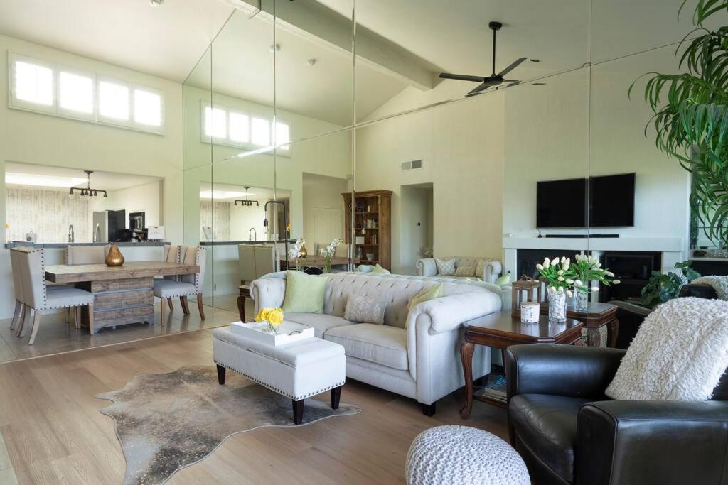 Sunny Palm Desert Escape on Golf Course